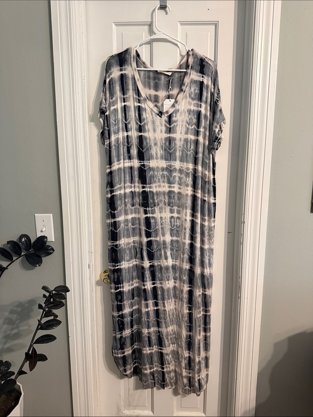 Reb in J Women’s Black & White Tie-Dye V-Neck Maxi Dress